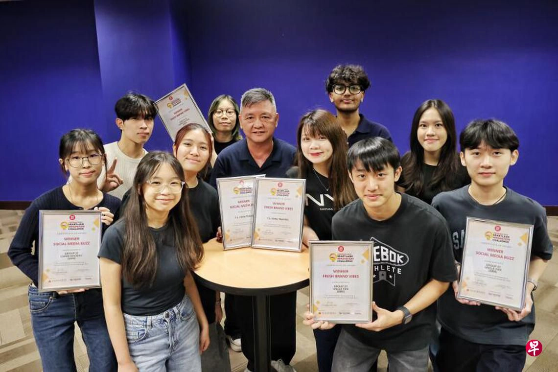 Students from Business Management and Design & Media with the owner of TS Yong Trading (credit: Lian He Zao Bao)