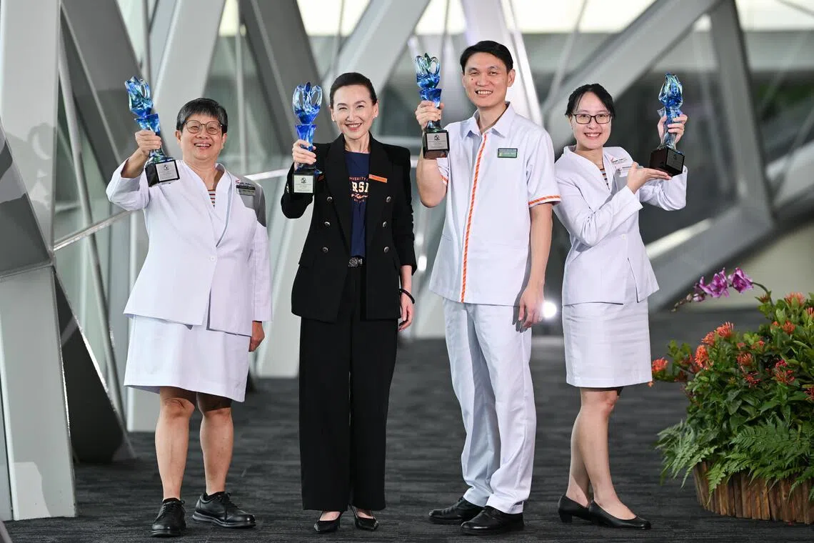 Wong Yoke Ping, Zhou Wentao, Jordan Hwang and Pham Thi Ngoc Anh with their 2026 President’s Award for Nurses. 