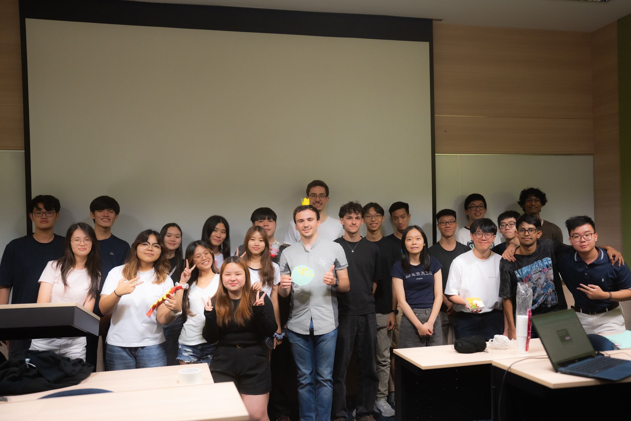 L Hexagone French Club