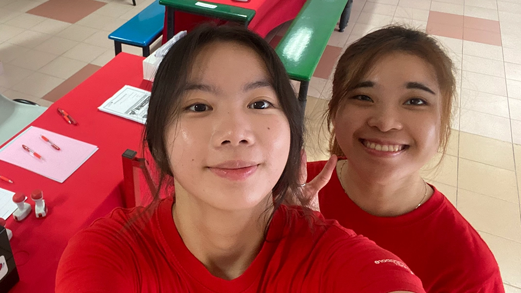 Vera Ho (on the left) with her Industry Supervisor at Heart Health Booth.