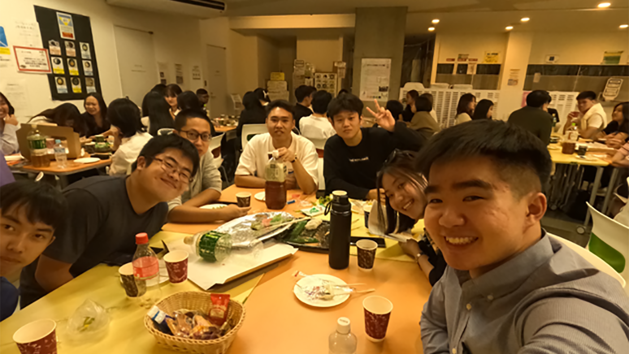 Ee Son (far right) enjoying a lively cultural exchange with local and international students during his immersion programme at Tama University, Japan — an experience that broadened his global perspective and deepened his appreciation for cross-cultural connections.