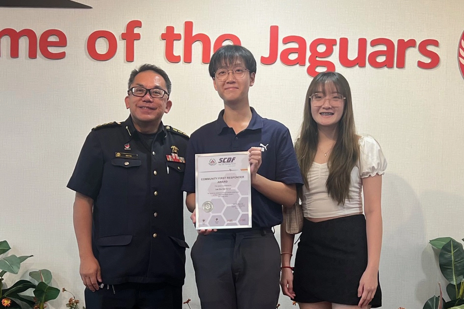 Darryl Lee receiving the SCDF Community First Responder Award